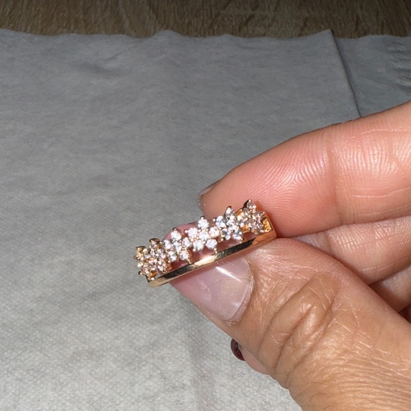 Elegant Gold-Tone Women's Ring - Picture 2 of 7